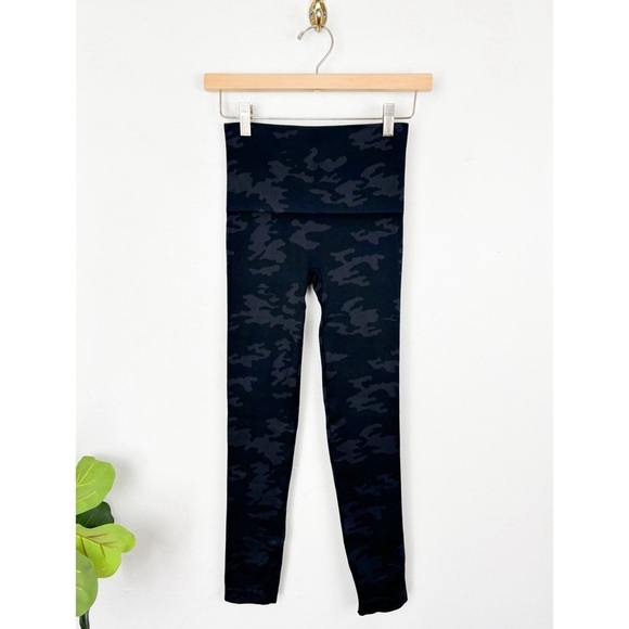 NWT SPANX Look At Me Now Black Camo Leggings Sz S - Picture 5 of 10